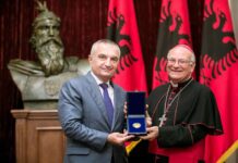 Presidenti Meta vlerëson Imzot Angelo Massafra-n me dekoratën “Nënë Tereza”