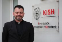 Pali i vogël në Kishën e madhe apostolike