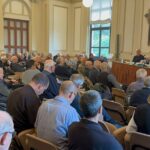 «Ne, meshtarë, ju tregojmë sprovat e shërbesës dhe zërin e Hyjit që na flet»